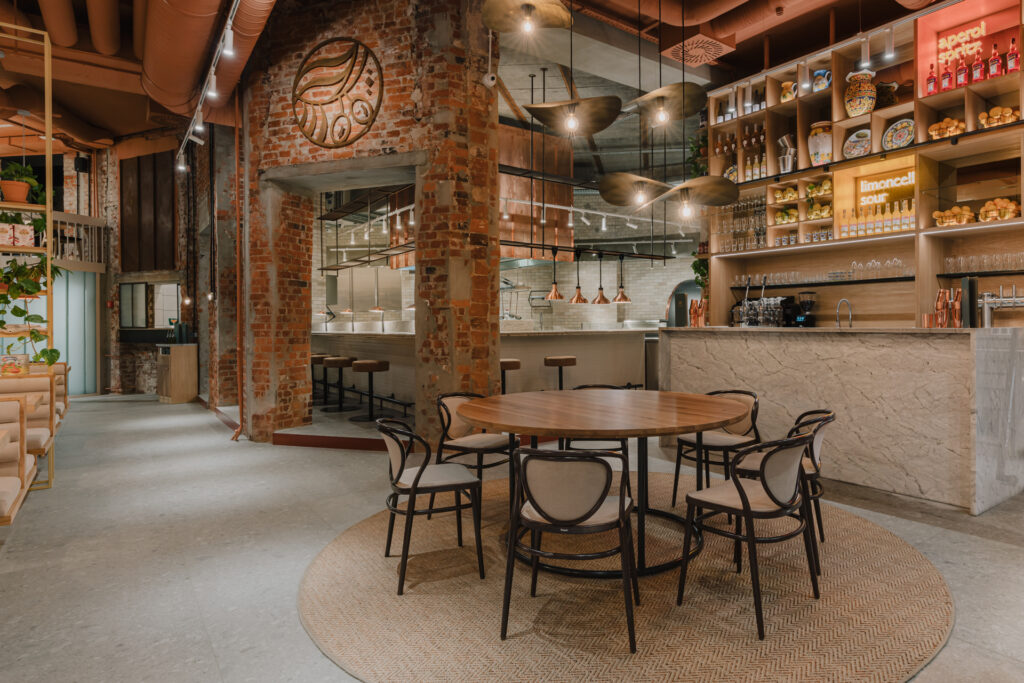 13-Oliwa-i-Ogien-CUDO-STUDIO-fot-ZASOBY-1024x683 Gięte krzesła - kawiarniana klasyka wciąż na czasie