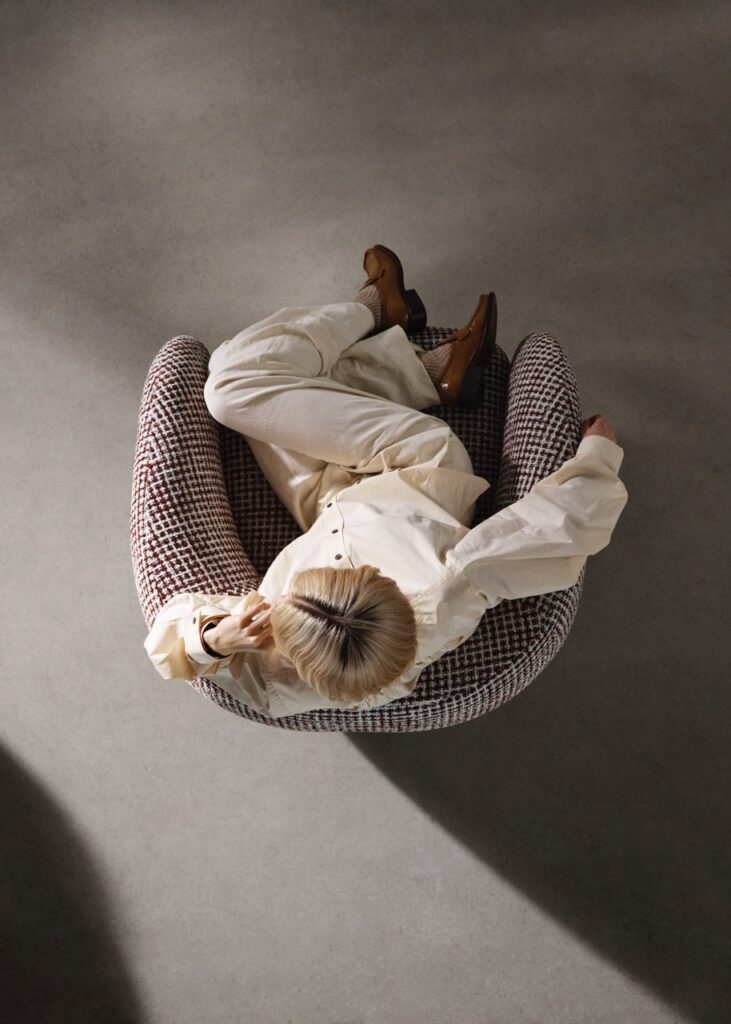 BoConcept_1_2025_72dpi-14-Duzy-731x1024 Trzy trendy wnętrzarskie nadające ton w 2025 roku