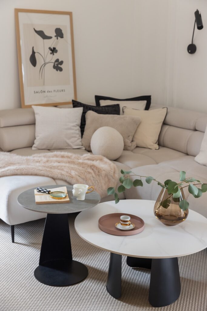 Dom-Mlawa_proj.Weronika-Budzichowska_fot.PionPoziom-15-Duzy-683x1024 W ciepłej tonacji kaszmiru. Rodzinny dom w Mławie w stylu modern classic