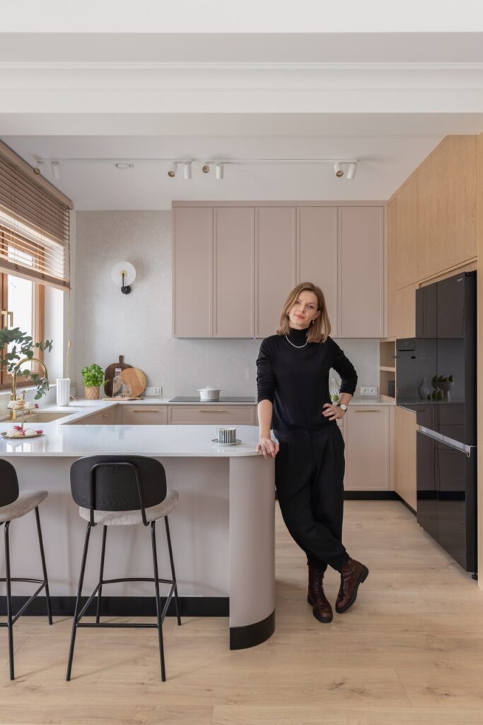 Dom-Mlawa_proj.Weronika-Budzichowska_fot.PionPoziom-4-Duzy-683x1024 W ciepłej tonacji kaszmiru. Rodzinny dom w Mławie w stylu modern classic