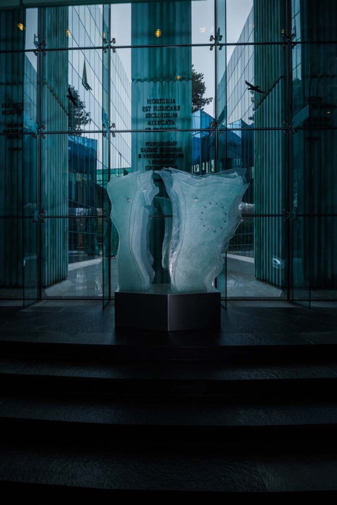 Rzezba-Edyty-Baranskiej-w-Sadzie-Najwyzszym-w-Warszawie-2-683x1024 Rzeźba Edyty Barańskiej w Sądzie Najwyższym w Warszawie