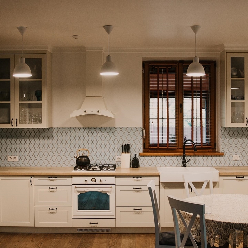 Aranzacja-inspirowana-stylem-angielskim_Aleksandra-Kowalska-Wnetrzagram-fot.-Rzucam-okiem_Luxrad-1 Aranżacja kuchni i łazienek inspirowana stylem angielskim - zaskakujące akcenty w odcieniach niebieskiego