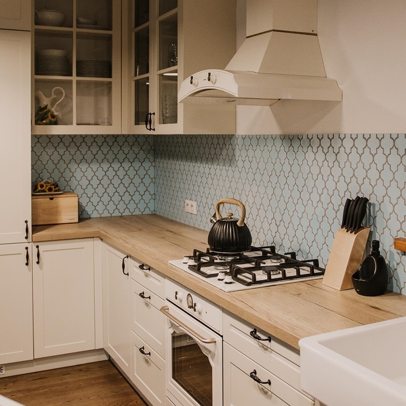 Aranzacja-inspirowana-stylem-angielskim_Aleksandra-Kowalska-Wnetrzagram-fot.-Rzucam-okiem_Luxrad-3 Aranżacja kuchni i łazienek inspirowana stylem angielskim - zaskakujące akcenty w odcieniach niebieskiego