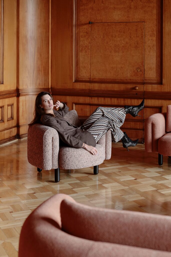 Fotel-Bofii-projektu-Grynasz-Studio-dla-Bizzarto-5-683x1024 Meble Bizzarto triumfują w German Design Award 2025