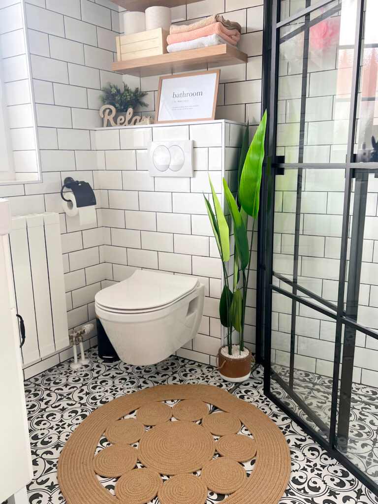 KiK_sztuczne_rosliny_rozne_modele-768x1024 Metamorfoza łazienki bez remontu