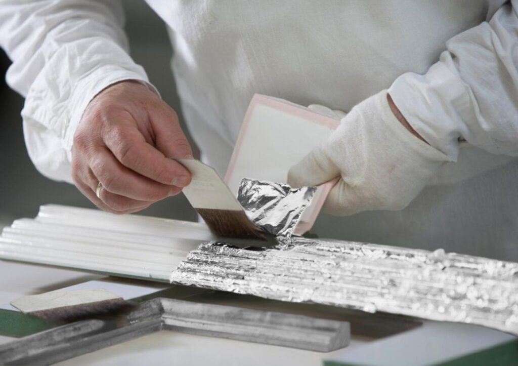 Manufaktura-Wirchomski-fabryka-w-Labowej-2-1024x723 Płatki srebra na meblach