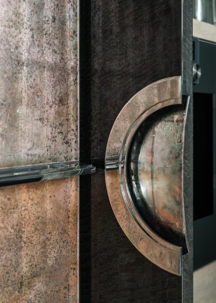 Manufaktura-Wirchomski-fot-LAD-Studio-03791-731x1024 Płatki srebra na meblach