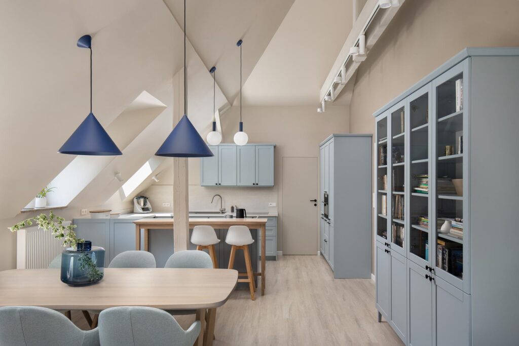 Mieszkanie-na-poddaszu_FABRYK-ART_AQForm_FOTO_Mikolaj-Dabrowski-1-1024x683 Jak prawidłowo oświetlić wnętrze? Radzi projektantka wnętrz Agata Ferenc z FABRYK-ART.