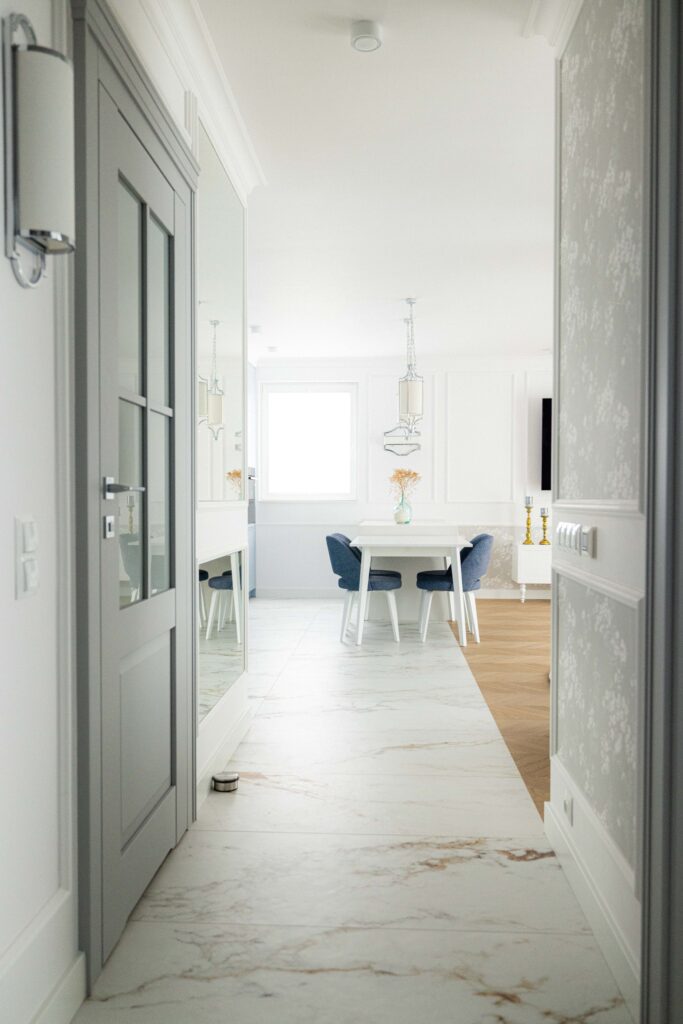 6J1A9277-683x1024 Stylowa przytulność z akcentami nowoczesnych błękitów