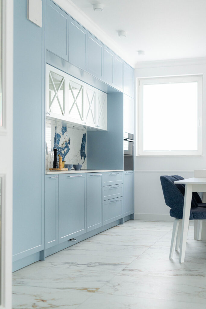 6J1A9292-683x1024 Stylowa przytulność z akcentami nowoczesnych błękitów