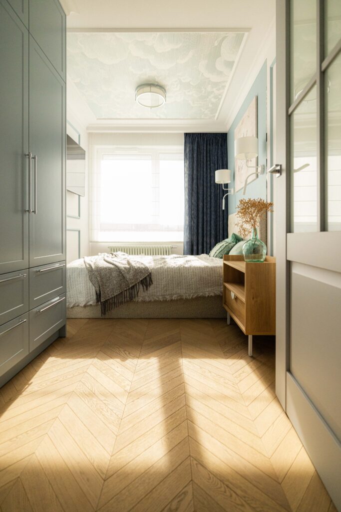 6J1A9768-683x1024 Stylowa przytulność z akcentami nowoczesnych błękitów