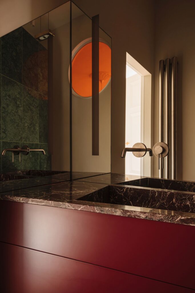 DSC08924-683x1024 Faktury, które budują emocje. Mokotowska kamienica w wersji high craft