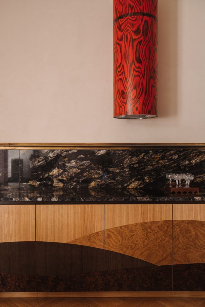 DSC08957-683x1024 Faktury, które budują emocje. Mokotowska kamienica w wersji high craft